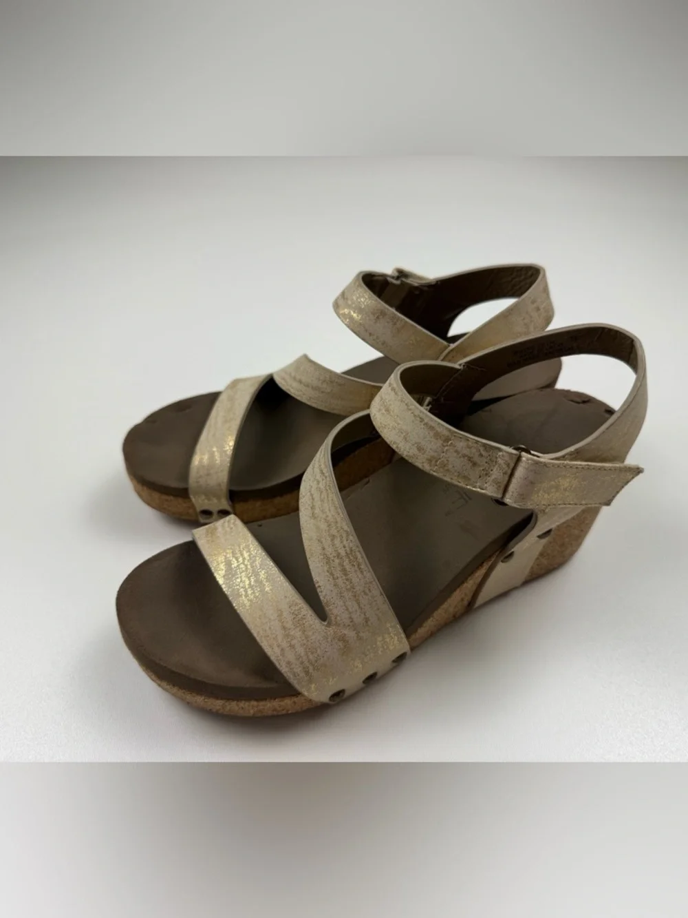 Boutique by Corkys Spring Fling Gold Strappy Studded Wedge Sandals Size 8 Women - Picture 3 of 10